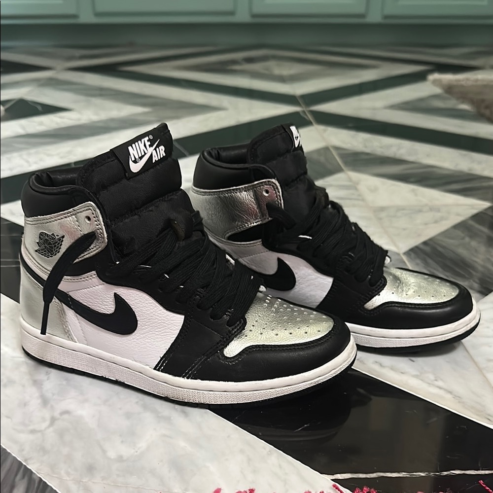 Air Jordan 1 Retro High OG “Silver Toe”